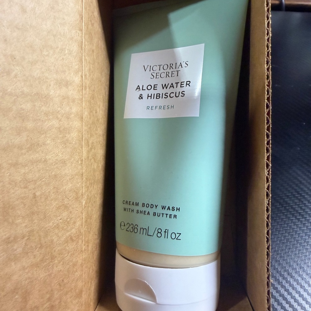 Victoria's Secret Aloe Water & Hibiscus Cream Body Wash - Mint Green